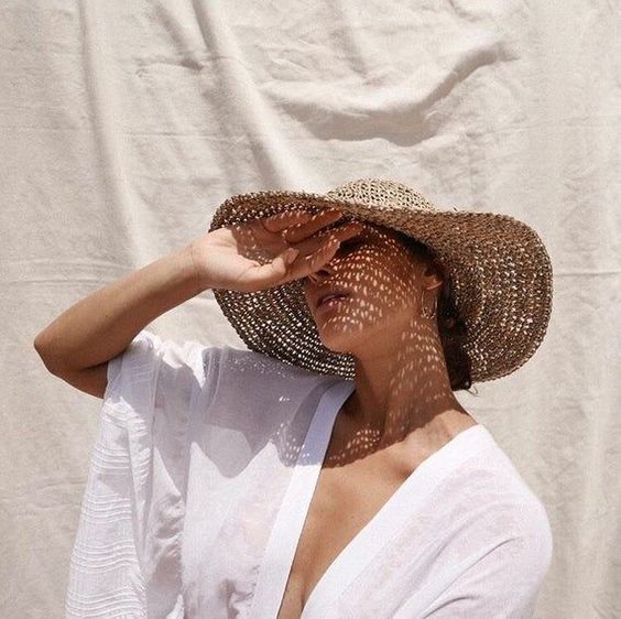 Protege tu cabello del sol con sombreros.
